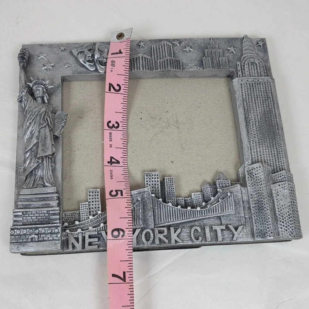 Vintage 2001 New York City tourist memoir3D Relief Silver Tone Picture Frame 4x6